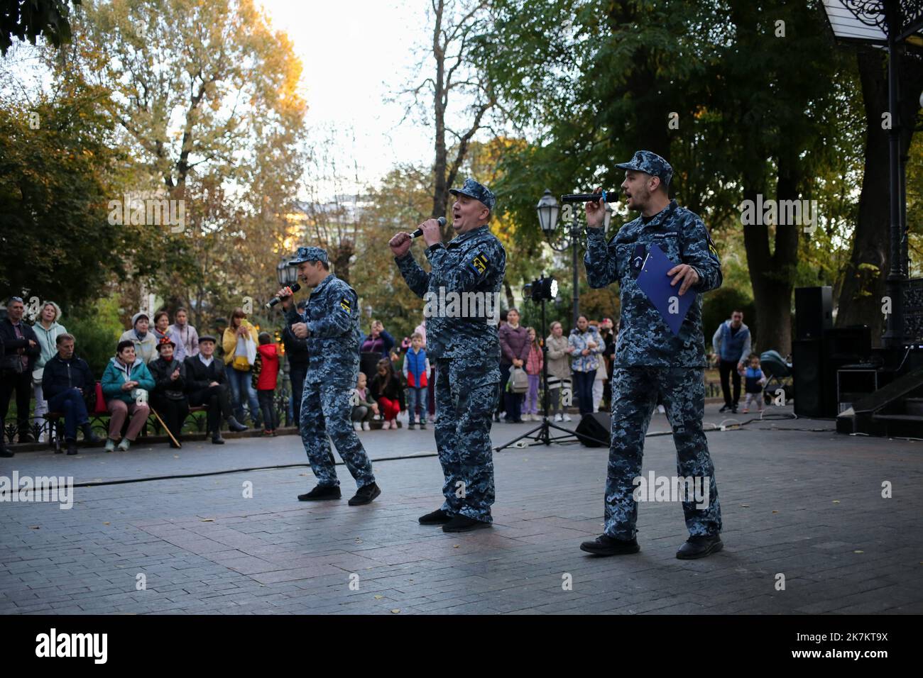 Odessa, Ucraina. 15th Ott 2022. Yuriy Balanyuk (a sinistra), Andrei Storchak (al centro), Yuriy Yaremenko (a destra) si esibiscono di fronte al pubblico. Il concerto 'con una canzone per la Vittoria' si è tenuto presso il City Garden. Per sostenere lo spirito di combattimento degli Eroi dell'Ucraina, le opere musicali sono state eseguite dal Center for Musical Art of the Military and Naval Forces. (Foto di Viacheslav Onyshchenko/SOPA Images/Sipa USA) Credit: Sipa USA/Alamy Live News Foto Stock