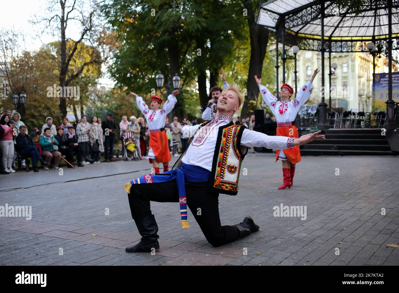 Odessa, Ucraina. 15th Ott 2022. I ballerini del Centro per l'Arte musicale militare delle forze Navali si esibiscono davanti al pubblico. Il concerto 'con una canzone per la Vittoria' si è tenuto presso il City Garden. Per sostenere lo spirito di combattimento degli Eroi dell'Ucraina, le opere musicali sono state eseguite dal Center for Musical Art of the Military and Naval Forces. (Foto di Viacheslav Onyshchenko/SOPA Images/Sipa USA) Credit: Sipa USA/Alamy Live News Foto Stock