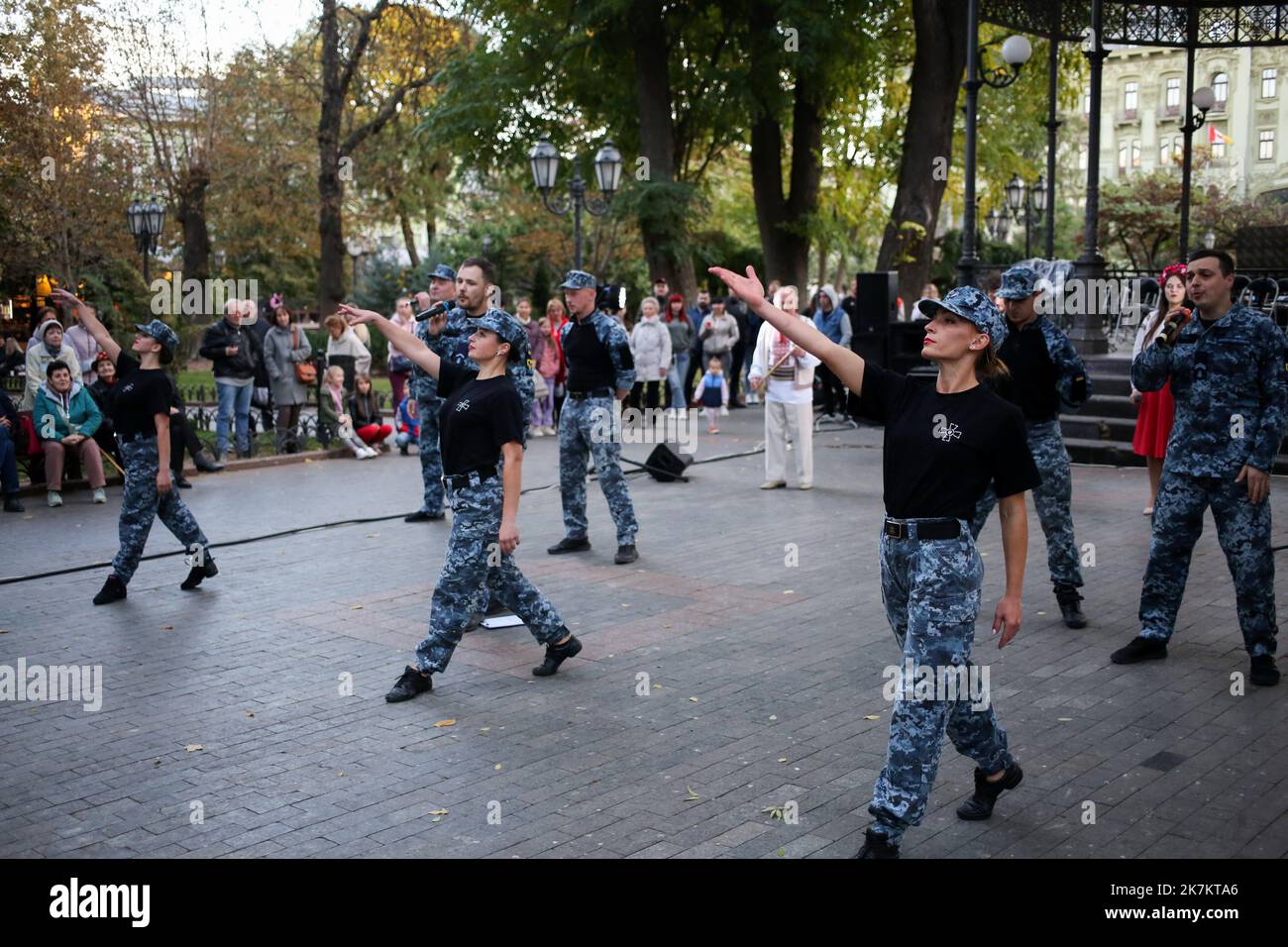 Odessa, Ucraina. 15th Ott 2022. I ballerini del Centro per l'Arte musicale militare delle forze Navali si esibiscono davanti al pubblico. Il concerto 'con una canzone per la Vittoria' si è tenuto presso il City Garden. Per sostenere lo spirito di combattimento degli Eroi dell'Ucraina, le opere musicali sono state eseguite dal Center for Musical Art of the Military and Naval Forces. (Foto di Viacheslav Onyshchenko/SOPA Images/Sipa USA) Credit: Sipa USA/Alamy Live News Foto Stock