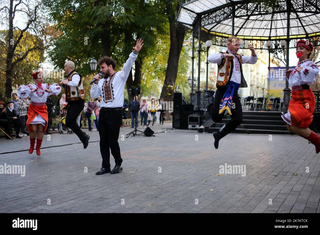 Odessa, Ucraina. 15th Ott 2022. Olexander Filippov (con microfono) e ballerini del Center for Military Musical Art of the Naval Forces si esibiscono di fronte al pubblico. Il concerto 'con una canzone per la Vittoria' si è tenuto presso il City Garden. Per sostenere lo spirito di combattimento degli Eroi dell'Ucraina, le opere musicali sono state eseguite dal Center for Musical Art of the Military and Naval Forces. (Foto di Viacheslav Onyshchenko/SOPA Images/Sipa USA) Credit: Sipa USA/Alamy Live News Foto Stock