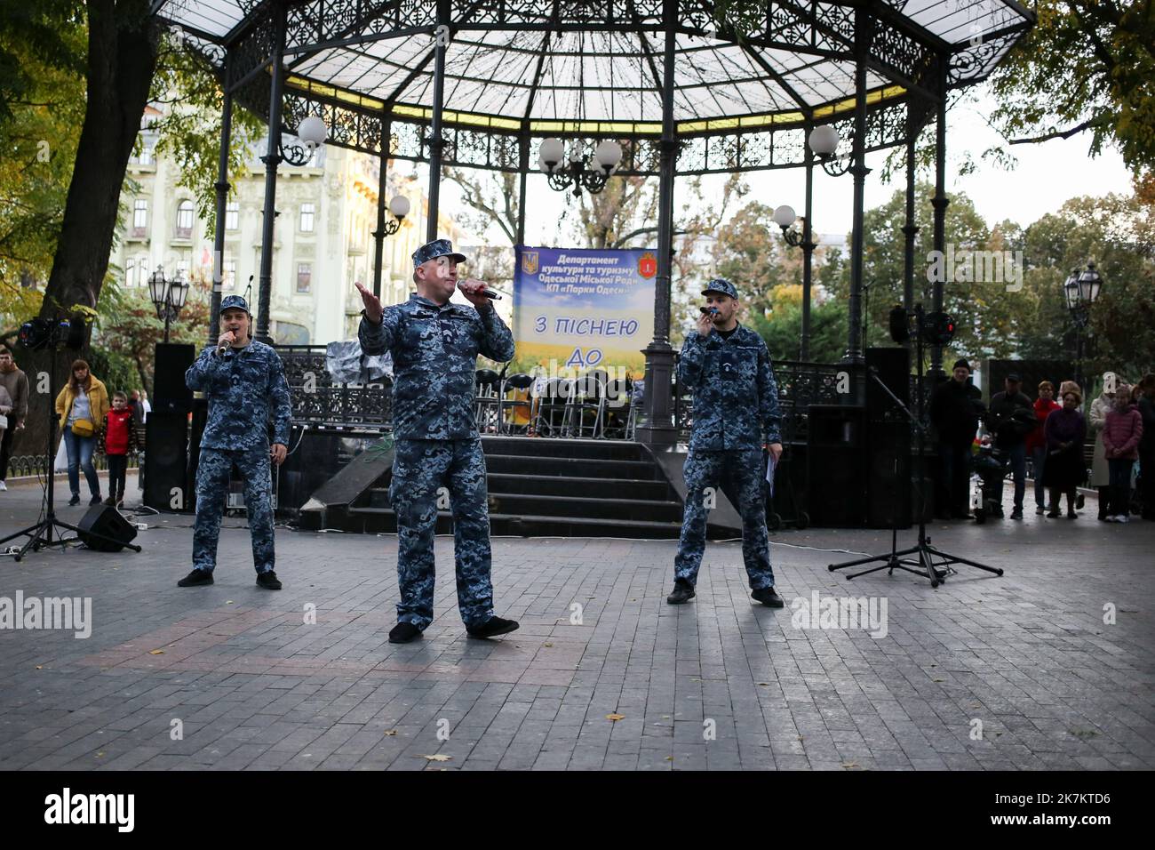 Odessa, Ucraina. 15th Ott 2022. Yuriy Balanyuk (a sinistra), Andrei Storchak (al centro), Yuriy Yaremenko (a destra) si esibiscono di fronte al pubblico. Il concerto 'con una canzone per la Vittoria' si è tenuto presso il City Garden. Per sostenere lo spirito di combattimento degli Eroi dell'Ucraina, le opere musicali sono state eseguite dal Center for Musical Art of the Military and Naval Forces. (Foto di Viacheslav Onyshchenko/SOPA Images/Sipa USA) Credit: Sipa USA/Alamy Live News Foto Stock
