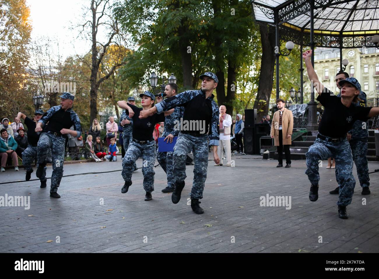 Odessa, Ucraina. 15th Ott 2022. I ballerini del Centro per l'Arte musicale militare delle forze Navali si esibiscono davanti al pubblico. Il concerto 'con una canzone per la Vittoria' si è tenuto presso il City Garden. Per sostenere lo spirito di combattimento degli Eroi dell'Ucraina, le opere musicali sono state eseguite dal Center for Musical Art of the Military and Naval Forces. (Foto di Viacheslav Onyshchenko/SOPA Images/Sipa USA) Credit: Sipa USA/Alamy Live News Foto Stock