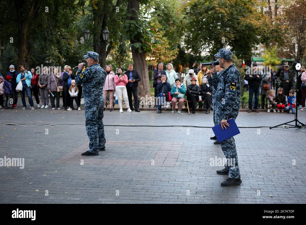 Odessa, Ucraina. 15th Ott 2022. Andrei Storchak (a sinistra), Yuriy Yaremenko (a destra), Yuriy Balanyuk (dietro) si esibiscono davanti al pubblico. Il concerto 'con una canzone per la Vittoria' si è tenuto presso il City Garden. Per sostenere lo spirito di combattimento degli Eroi dell'Ucraina, le opere musicali sono state eseguite dal Center for Musical Art of the Military and Naval Forces. (Foto di Viacheslav Onyshchenko/SOPA Images/Sipa USA) Credit: Sipa USA/Alamy Live News Foto Stock