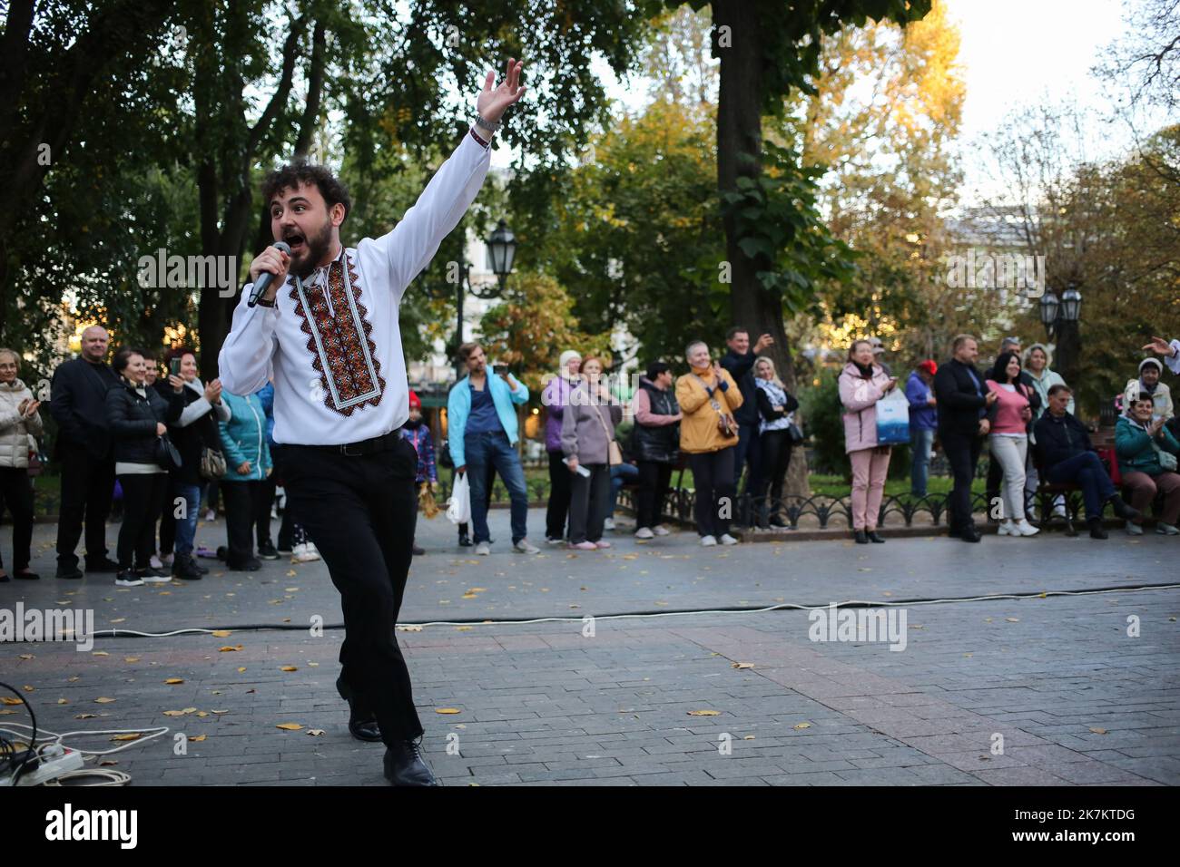 Odessa, Ucraina. 15th Ott 2022. Olexander Filippov (con microfono) e ballerini del Center for Military Musical Art of the Naval Forces si esibiscono di fronte al pubblico. Il concerto 'con una canzone per la Vittoria' si è tenuto presso il City Garden. Per sostenere lo spirito di combattimento degli Eroi dell'Ucraina, le opere musicali sono state eseguite dal Center for Musical Art of the Military and Naval Forces. (Foto di Viacheslav Onyshchenko/SOPA Images/Sipa USA) Credit: Sipa USA/Alamy Live News Foto Stock