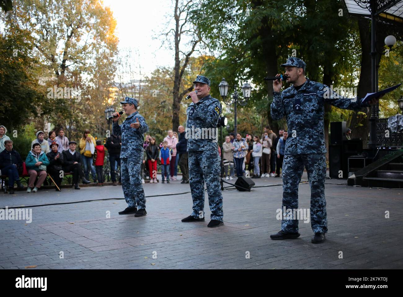 Odessa, Ucraina. 15th Ott 2022. Yuriy Balanyuk (a sinistra), Andrei Storchak (al centro), Yuriy Yaremenko (a destra) si esibiscono di fronte al pubblico. Il concerto 'con una canzone per la Vittoria' si è tenuto presso il City Garden. Per sostenere lo spirito di combattimento degli Eroi dell'Ucraina, le opere musicali sono state eseguite dal Center for Musical Art of the Military and Naval Forces. (Foto di Viacheslav Onyshchenko/SOPA Images/Sipa USA) Credit: Sipa USA/Alamy Live News Foto Stock