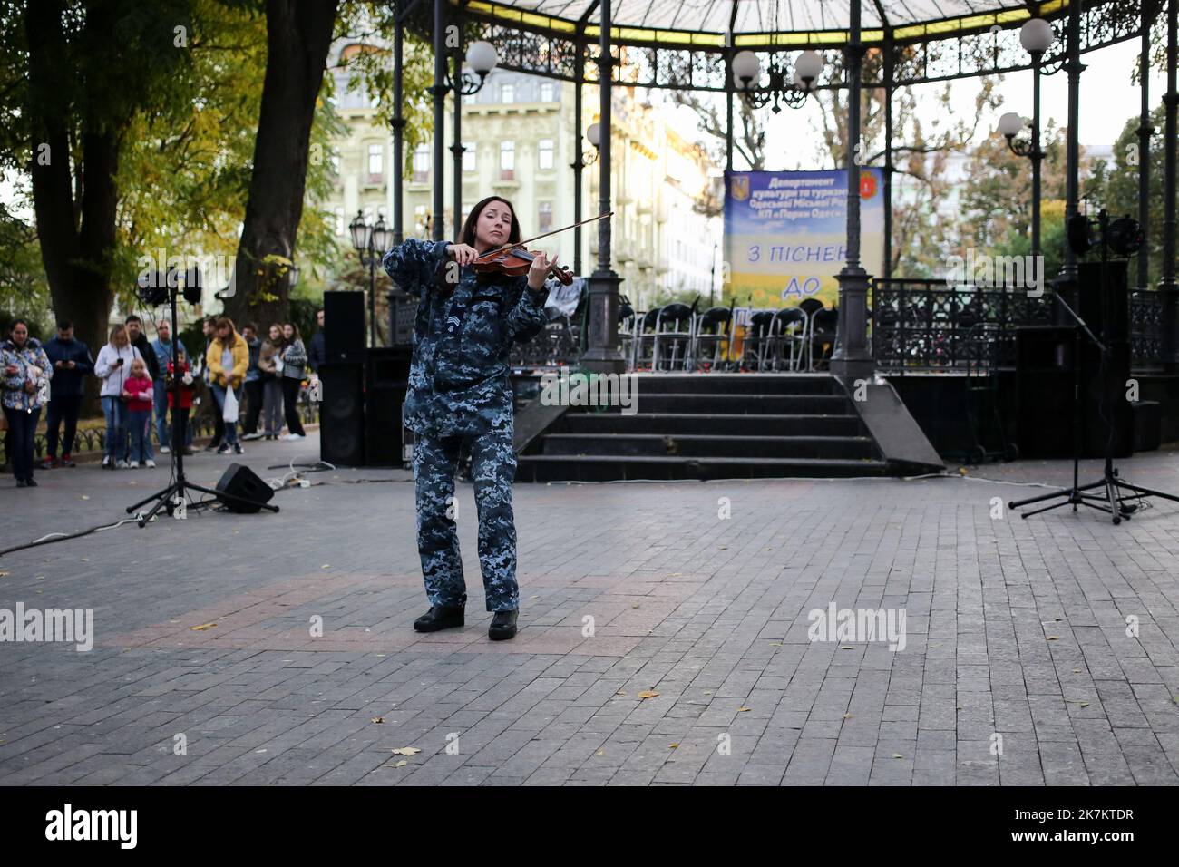 Odessa, Ucraina. 15th Ott 2022. Sofia Osadchaya si vede esibirsi di fronte al pubblico. Il concerto 'con una canzone per la Vittoria' si è tenuto presso il City Garden. Per sostenere lo spirito di combattimento degli Eroi dell'Ucraina, le opere musicali sono state eseguite dal Center for Musical Art of the Military and Naval Forces. (Foto di Viacheslav Onyshchenko/SOPA Images/Sipa USA) Credit: Sipa USA/Alamy Live News Foto Stock