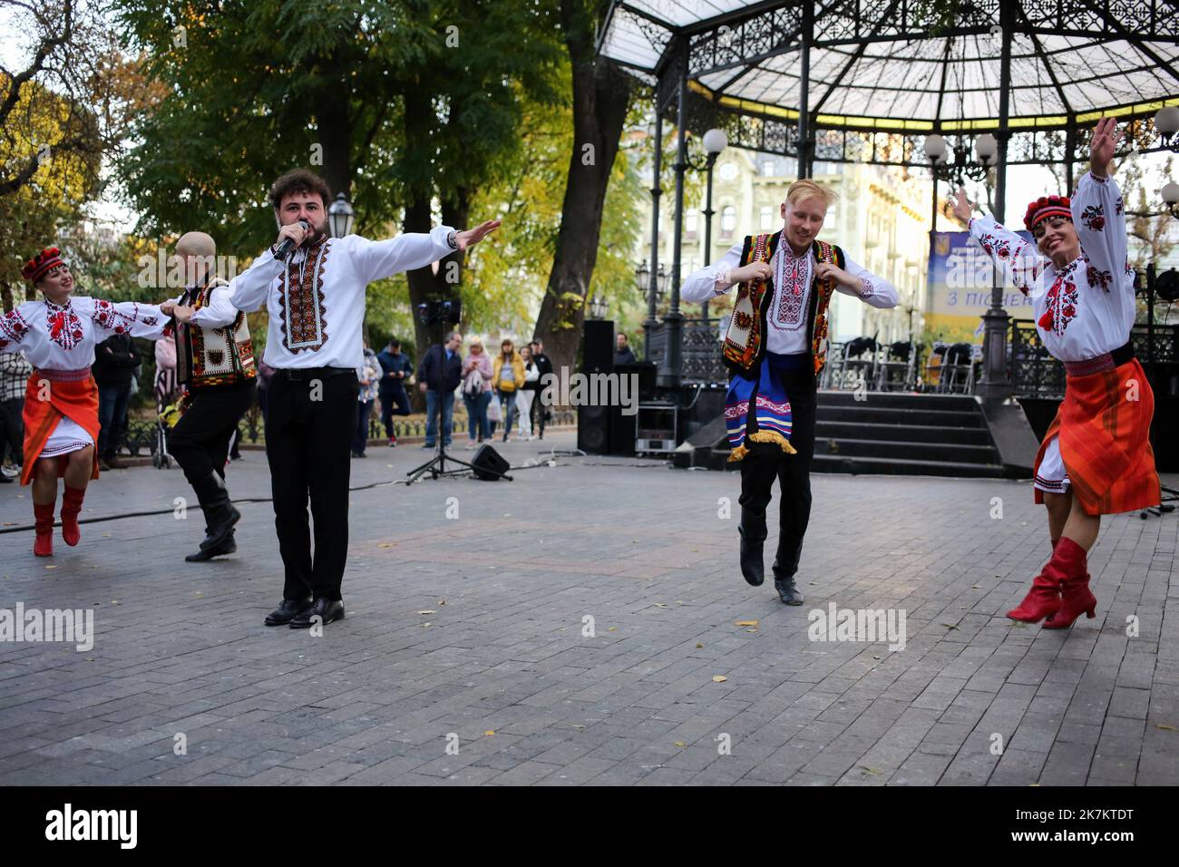 Odessa, Ucraina. 15th Ott 2022. Olexander Filippov (con microfono) e ballerini del Center for Military Musical Art of the Naval Forces si esibiscono di fronte al pubblico. Il concerto 'con una canzone per la Vittoria' si è tenuto presso il City Garden. Per sostenere lo spirito di combattimento degli Eroi dell'Ucraina, le opere musicali sono state eseguite dal Center for Musical Art of the Military and Naval Forces. (Foto di Viacheslav Onyshchenko/SOPA Images/Sipa USA) Credit: Sipa USA/Alamy Live News Foto Stock