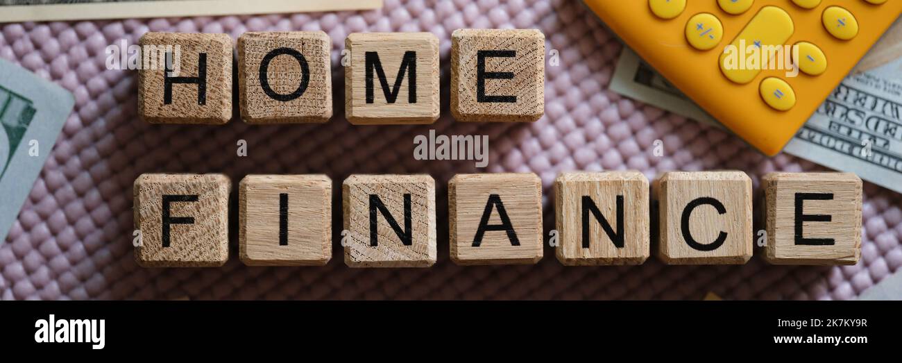 Testo calcolatore di finanza domestica e primo piano di cassa Foto Stock