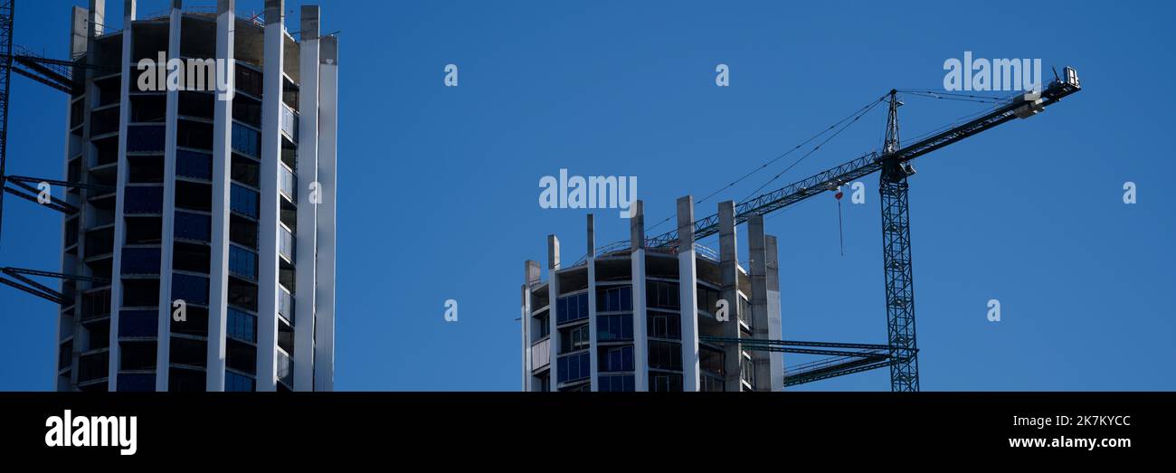 Splendidi edifici residenziali in costruzione all'aperto e gru da cantiere Foto Stock