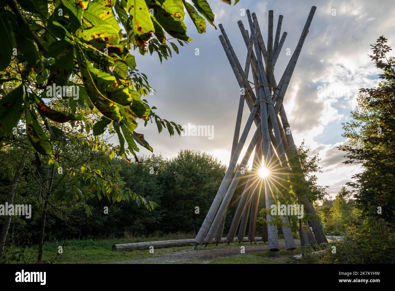 BRILON, GERMANIA - 21 SETTEMBRE 2022: Memoriale dell'uragano Kyrill vicino a Brilon contro il cielo serale il 21 settembre 2022 a Sauerland, Germania Foto Stock