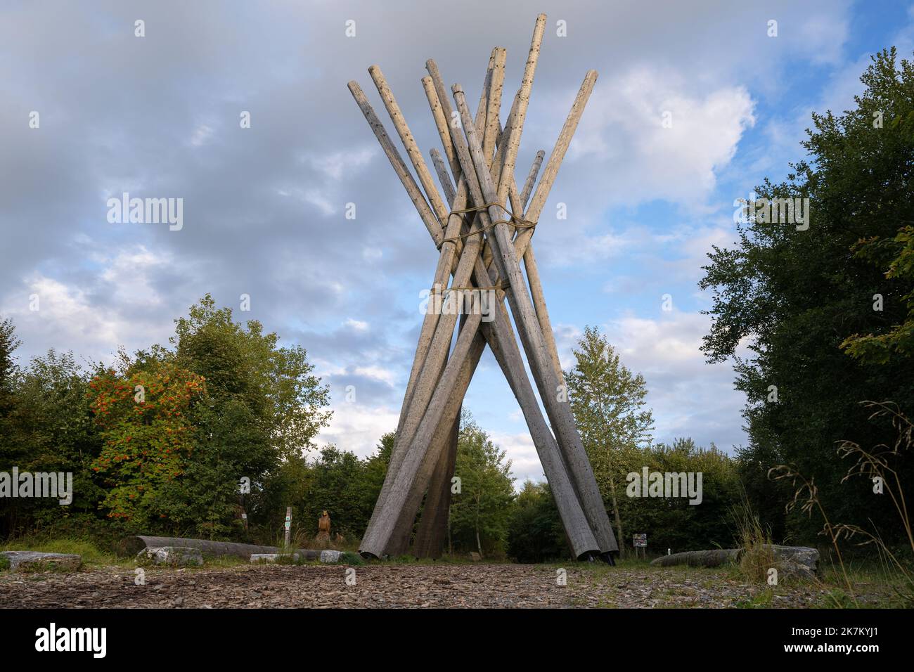 BRILON, GERMANIA - 21 SETTEMBRE 2022: Memoriale dell'uragano Kyrill vicino a Brilon contro il cielo serale il 21 settembre 2022 a Sauerland, Germania Foto Stock