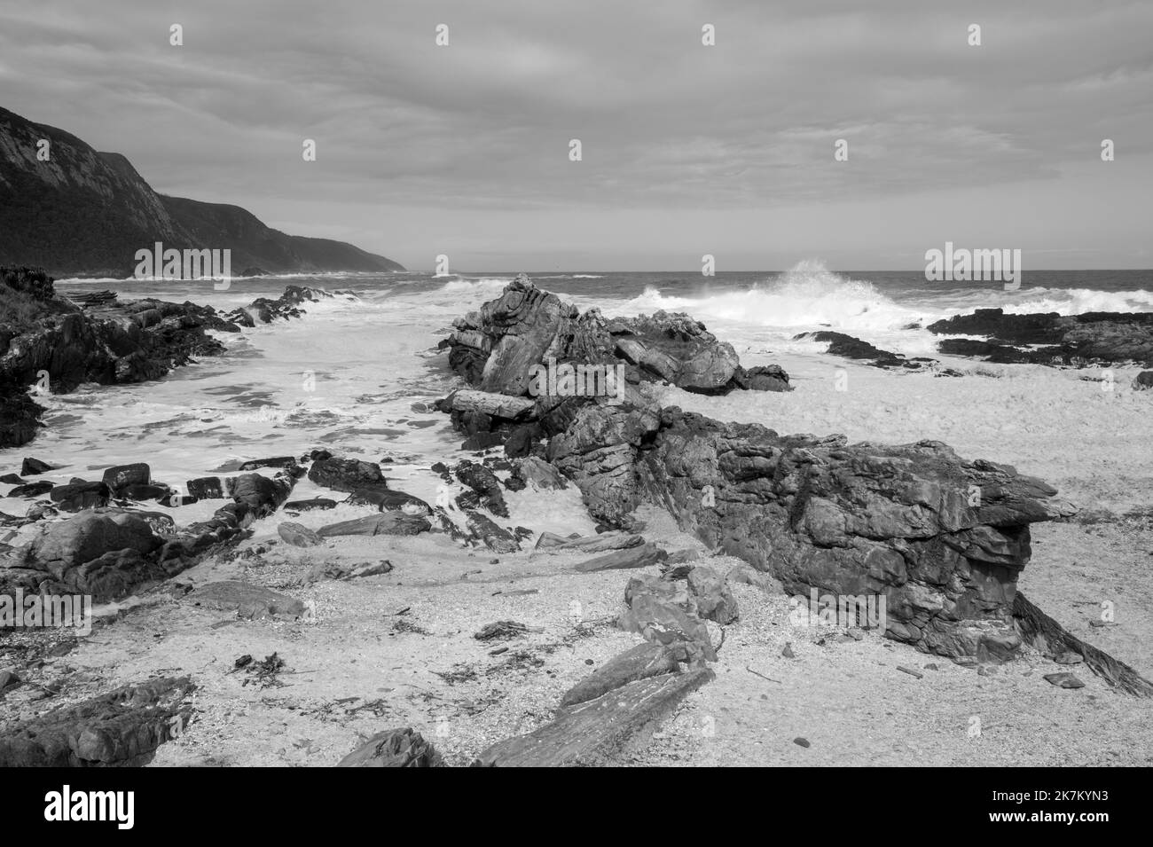Mono of storms River Seascape crea l'atmosfera per l'arte Onde che si infrangono su speroni rocciosi spruzzando mare fresco umido in questa destinazione panoramica Foto Stock