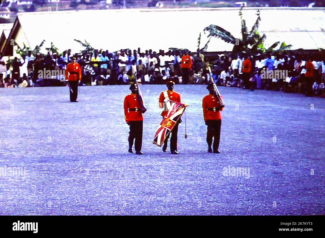 Soldati che portano i loro colori regimentali in parata il giorno dell'Indipendenza ad Accra, Ghana, 6 marzo 1959 Foto Stock