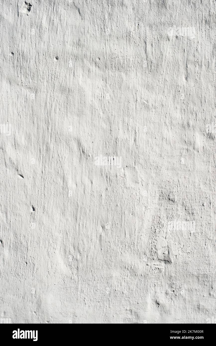 frammento verticale di superficie di parete bianca ruvida Foto Stock