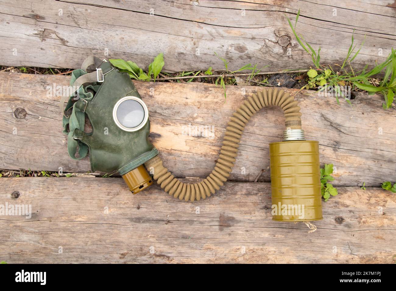 Vintage maschera di gas si trova su uno sfondo di legno, attacco di gas in Ucraina in guerra, maschera protettiva, ecologia, attacco chimico durante la guerra Foto Stock
