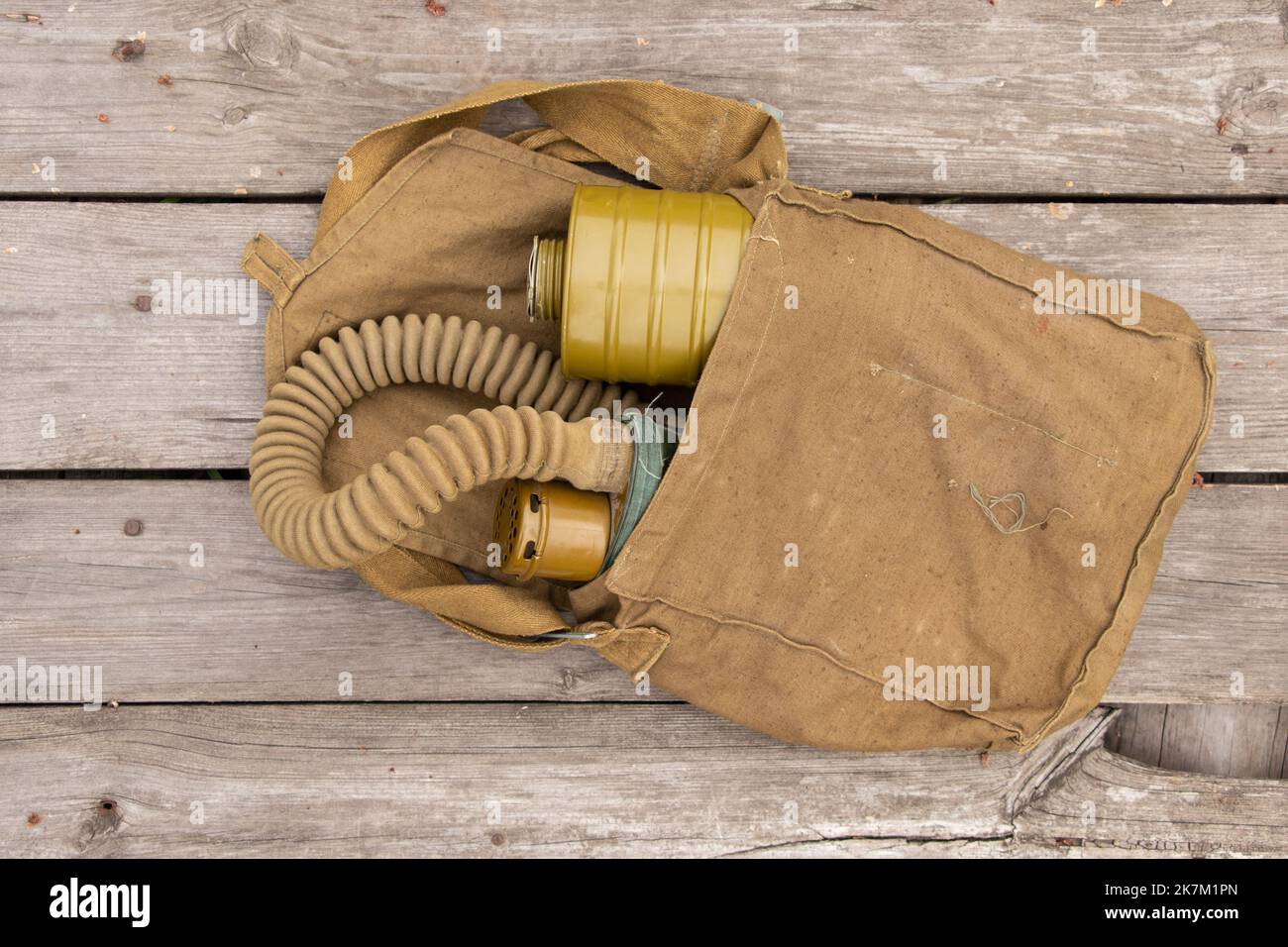 Vintage maschera di gas si trova su uno sfondo di legno, attacco di gas in Ucraina in guerra, maschera protettiva, ecologia, attacco chimico durante la guerra Foto Stock