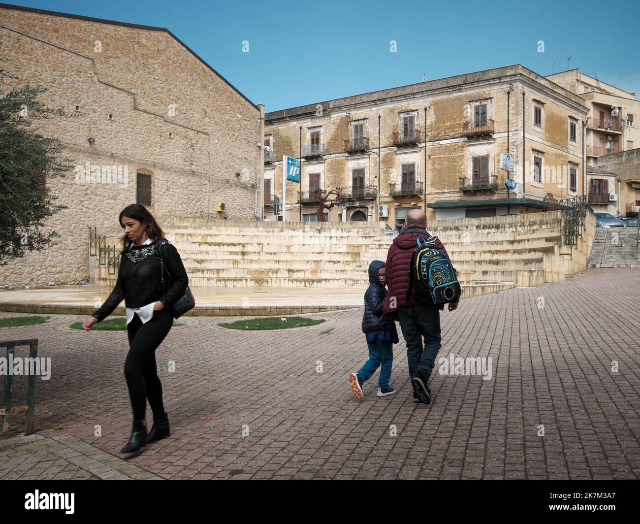 Gente di Lercara Friddi che cammina per strada, Sicilia, Italia Foto Stock