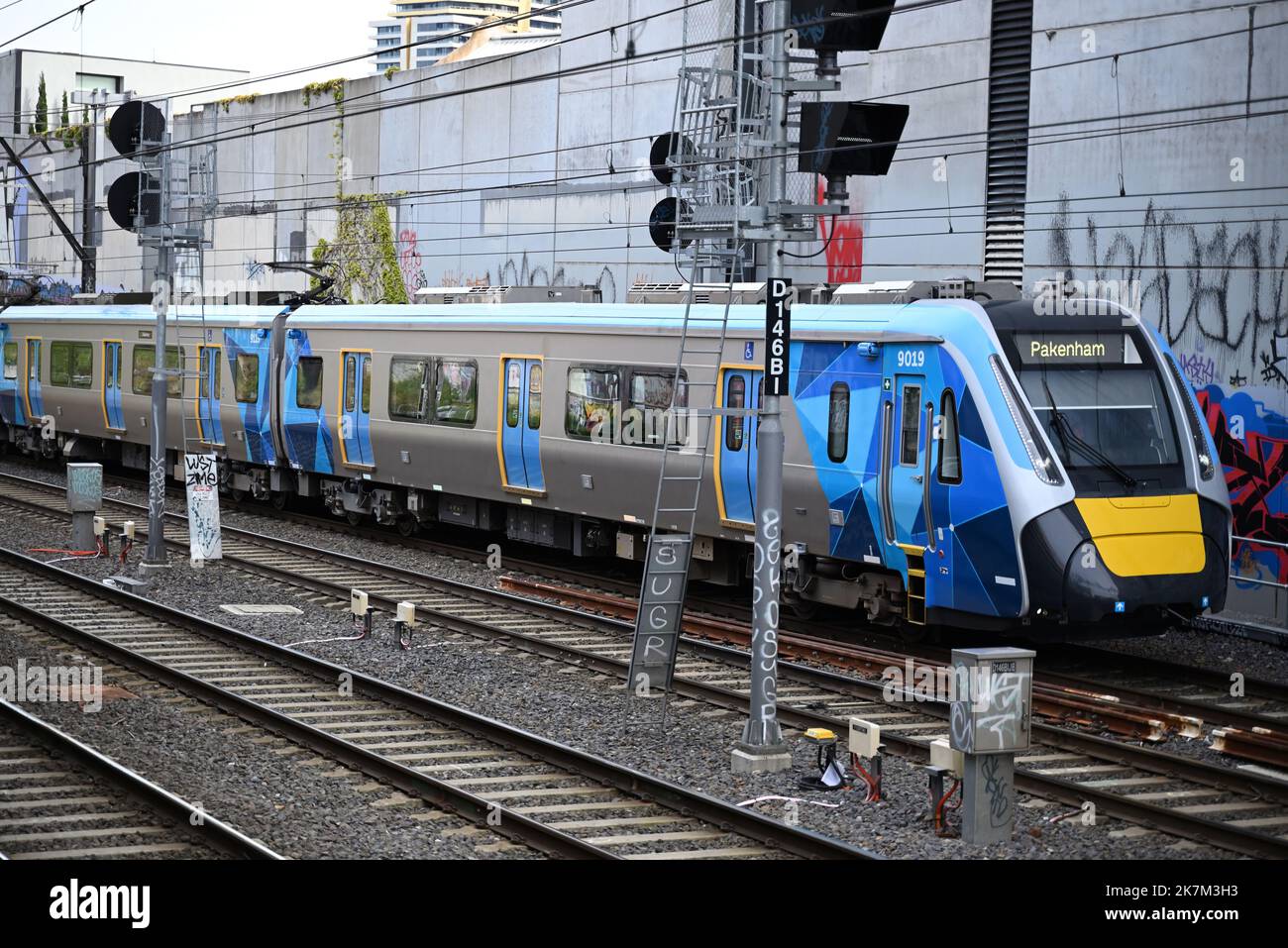 Vista laterale di un nuovo treno della metropolitana ad alta capacità, mentre attraversa Melbourne interna, diretto a Pakenham Foto Stock