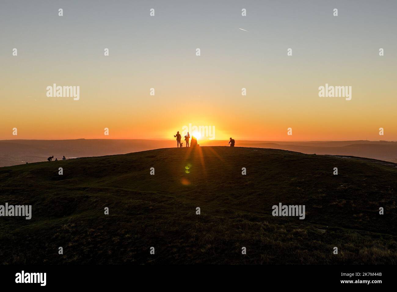 Gli escursionisti di prima mattina si dirigono verso la cima del MAM Tor per guardare l'alba al MAM Tor, Peak District, Regno Unito, 18th ottobre 2022 (Foto di Mark Cosgrove/News Images) Foto Stock