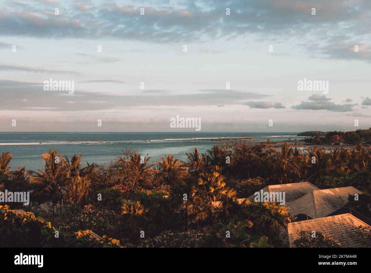 Splendida vista dell'Oceano Indiano, del cielo blu e delle palme tropicali sull'isola di Bali Foto Stock