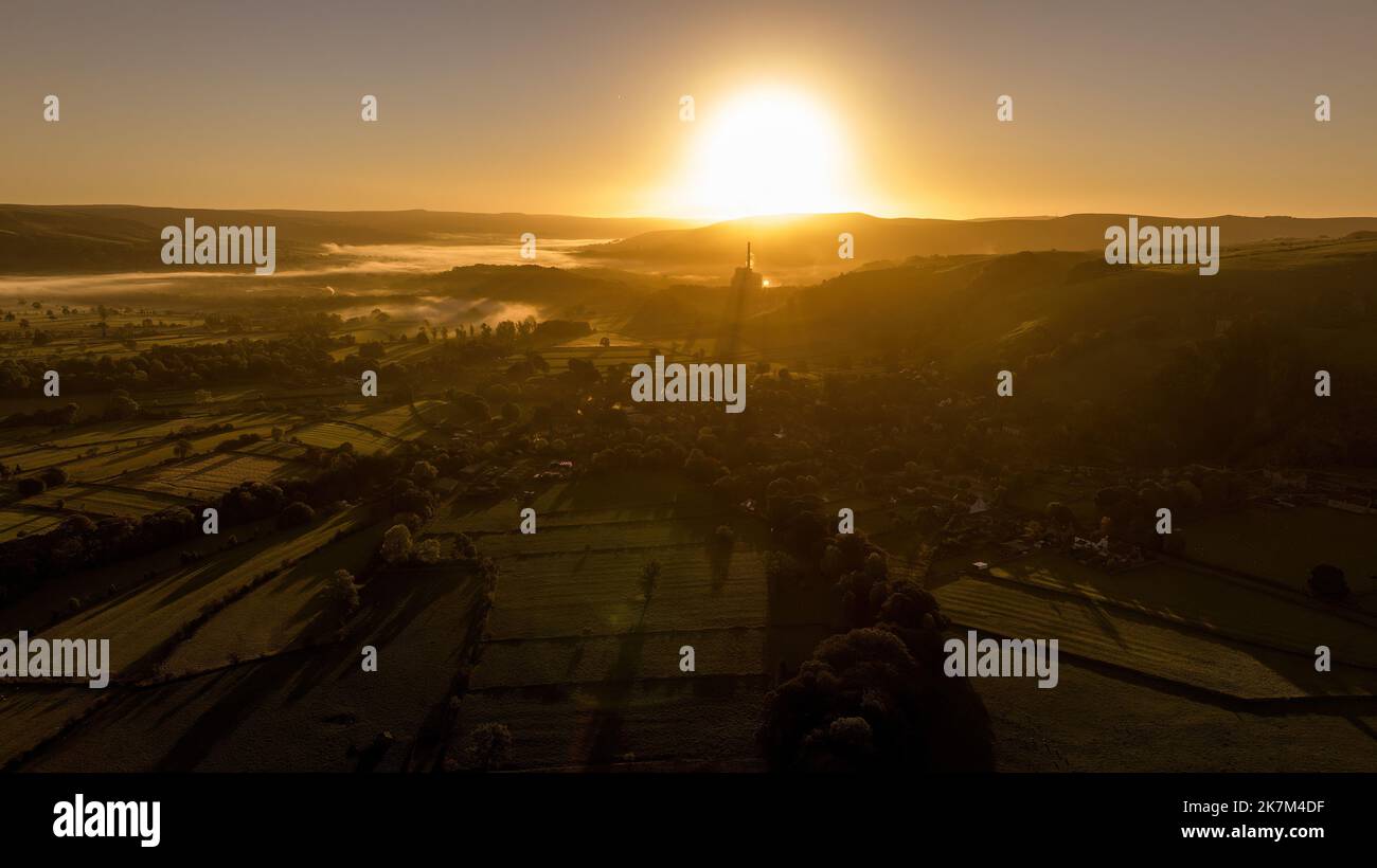 Alba a che domina la Hope Valley dalle cementerie a Castleton, Peak District, Regno Unito. 18th Ott 2022. (Foto di Mark Cosgrove/News Images) in Peak District, Regno Unito, il 10/18/2022. (Foto di Mark Cosgrove/News Images/Sipa USA) Credit: Sipa USA/Alamy Live News Foto Stock