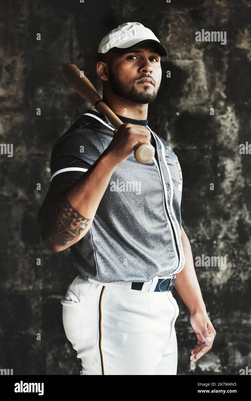 Giocatore di sport, fitness e baseball con bat look cool, focus e pronto per l'allenamento competitivo. Visione, mentalità e ritratto di professionisti Foto Stock