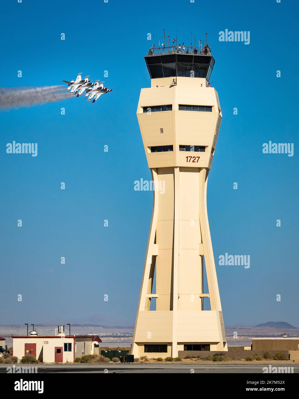 USAF Thunderbirds ronzio della torre alla base dell'aeronautica di Edwards il 10/16/2022 Foto Stock