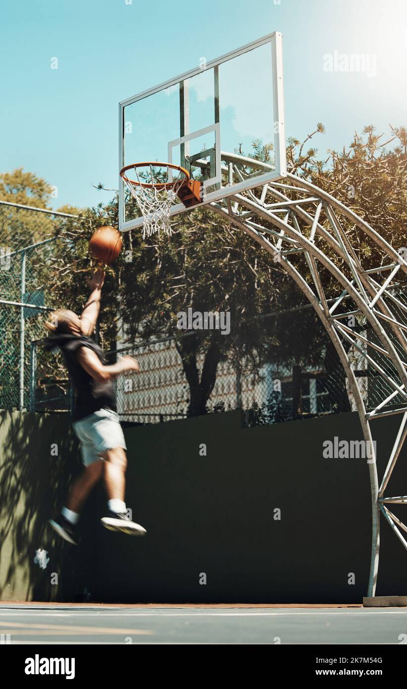 Jumping man, campo da basket e punteggio gol in allenamento fitness, allenamento o esercizio per la salute, il benessere o la concorrenza professionale. Sport Foto Stock