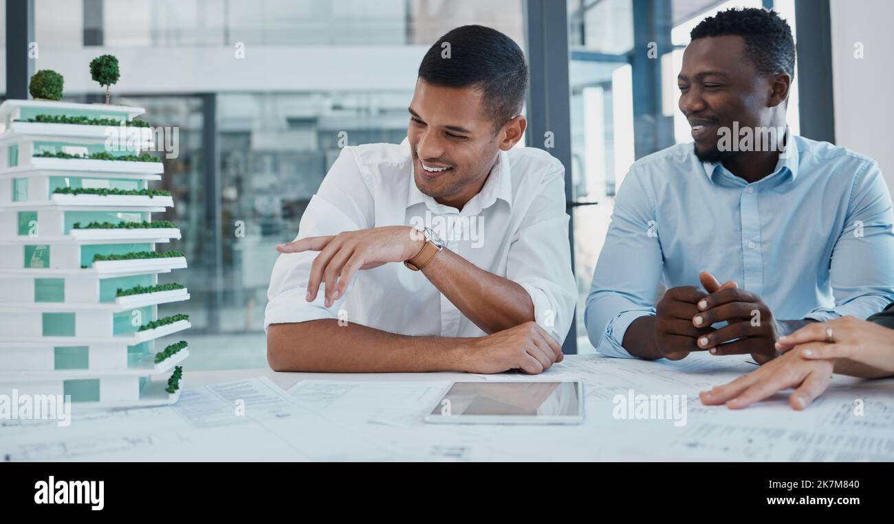Architetto, sviluppatore e progetto di costruzione in miniatura, meeting per la strategia, pianificazione della crescita urbana e sviluppo di appartamenti. Lavoro di squadra, visione e. Foto Stock