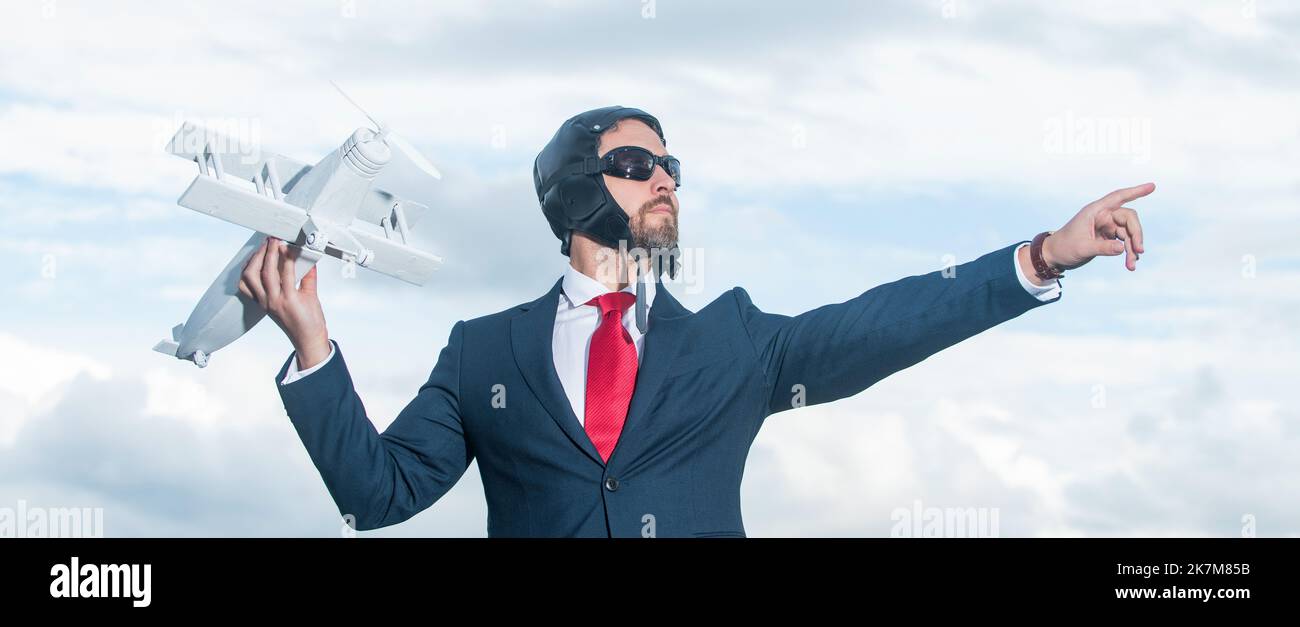 businessperson in tuta e pilota cappello lancio aereo giocattolo Foto Stock