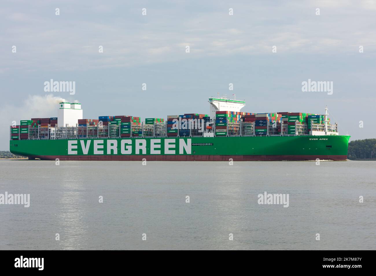 ANEVER APEX , una delle più recenti navi costruite per Evergreen Marine Corp sul fiume Elba in direzione di Amburgo. A partire da oggi, le navi di questa serie sono la del mondo Foto Stock
