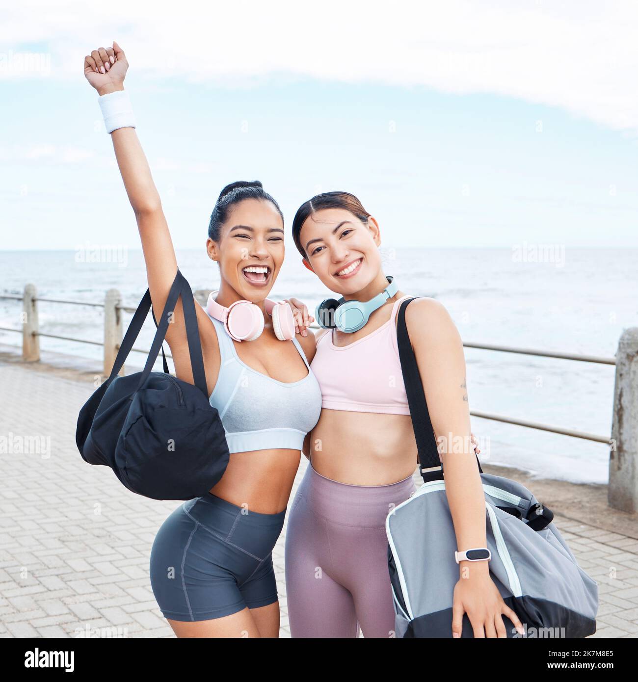 Eccitato, successo di idoneità e gli amici esercitano dall'oceano per il benessere di addestramento esterno, la responsabilità e felice con i risultati del corpo. Donne sportive felici Foto Stock