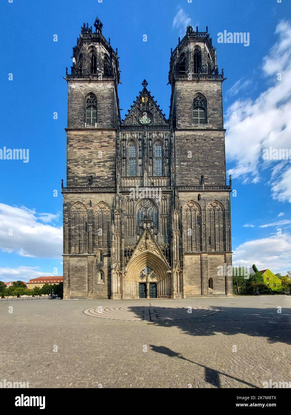 Piazza e grande portale occidentale del Duomo di Magdeburgo. Foto Stock