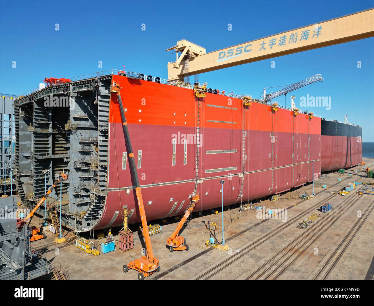 YANTAI, CINA - 18 OTTOBRE 2022 - sono in corso la costruzione simultanea di più sezioni della nave presso la Daewoo Shipbuilding and Marine Engineering (Shandong) Foto Stock