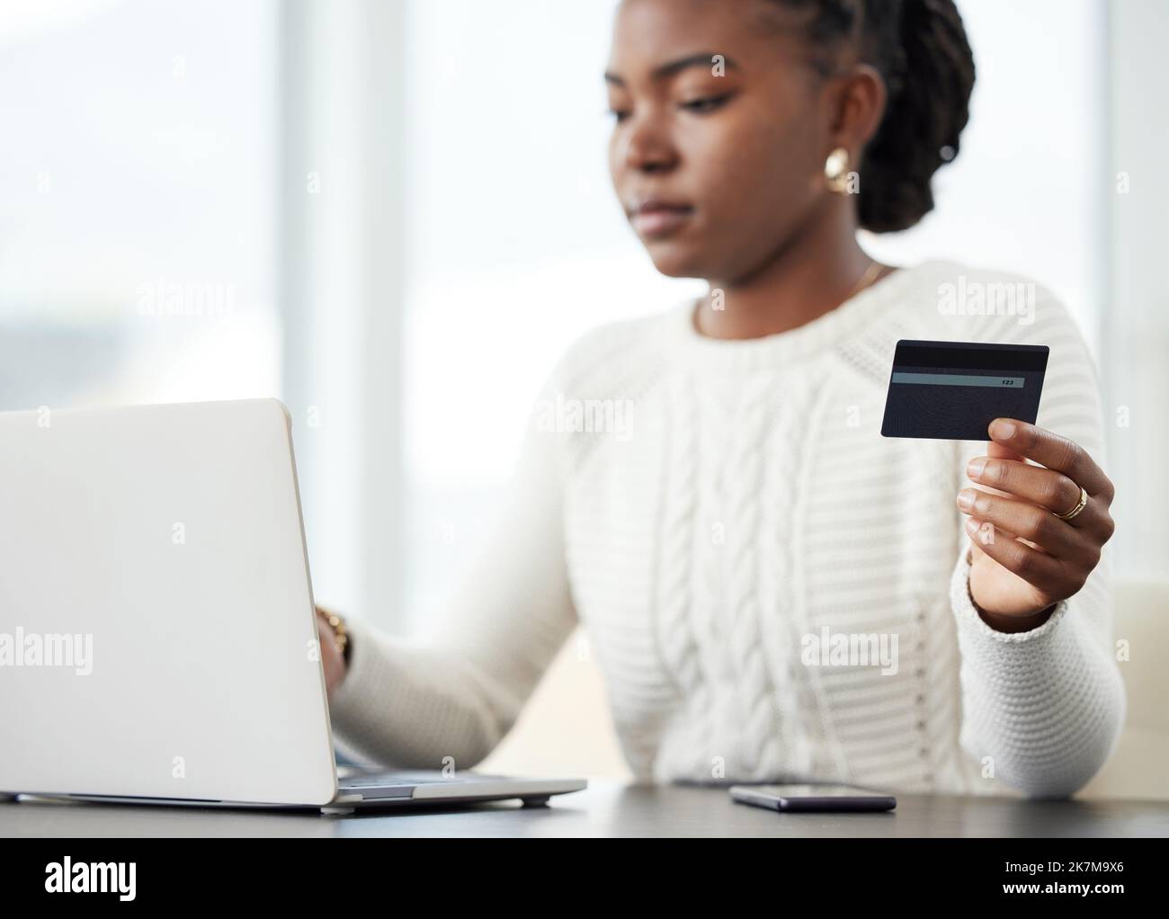 Prendere la responsabilità finanziaria per il mio futuro. una donna che usa il suo laptop per effettuare pagamenti con carta online. Foto Stock