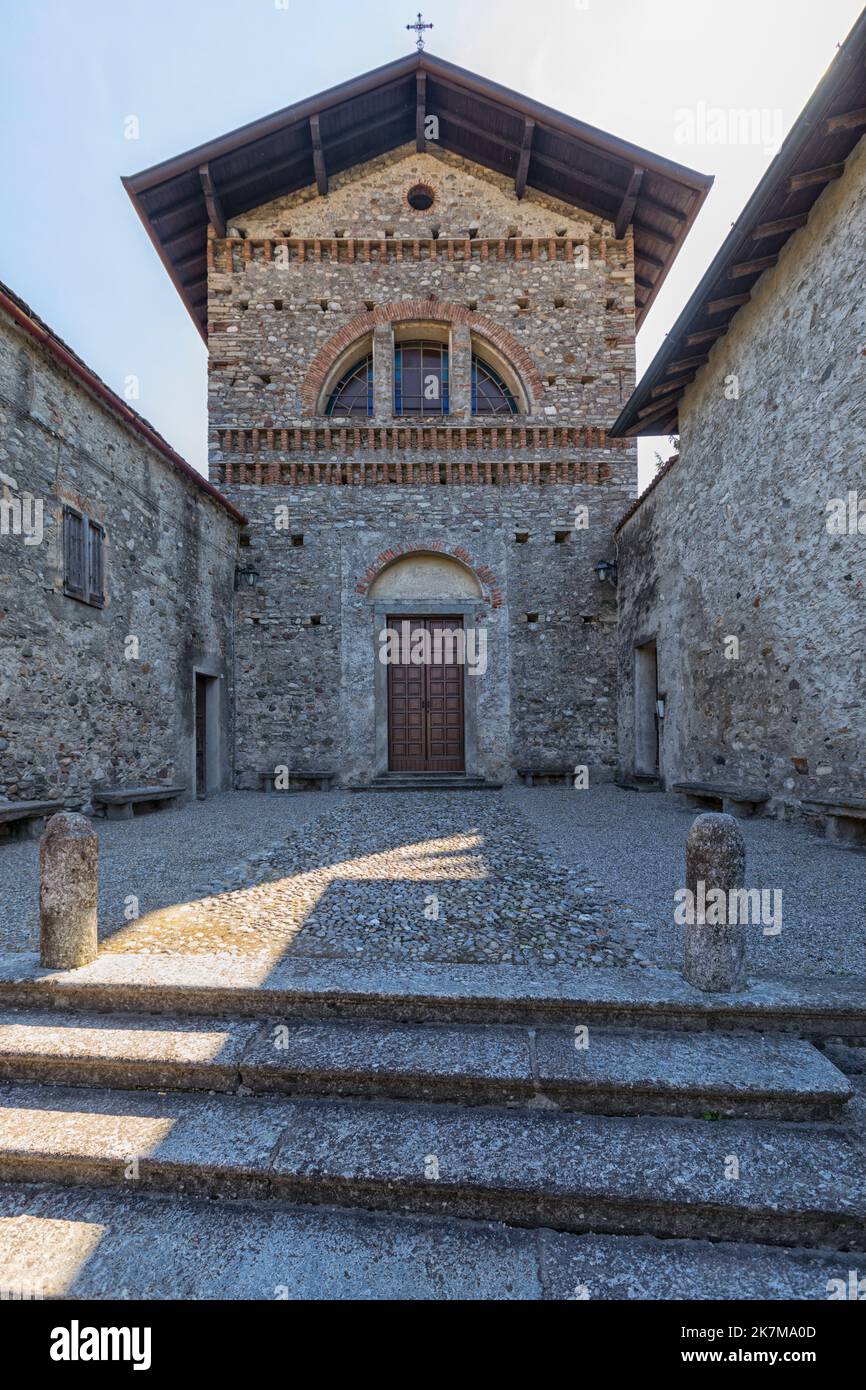 Curch di San Carlo Borromeo o Chiesa di San Carlo a Menaggio, retroilluminata dal sole Foto Stock