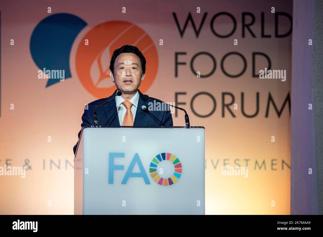 (221018) -- ROMA, 18 ottobre 2022 (Xinhua) -- Qu Dongyu, direttore generale dell'Organizzazione delle Nazioni Unite per l'alimentazione e l'agricoltura (FAO), si rivolge alla cerimonia di apertura del 2022° Forum mondiale dell'alimentazione (WFF) a Roma, Italia, 17 ottobre 2022. Lunedì, il World Food Forum (WFF) del 2022 è stato inaugurato qui, attirando una folla di giovani di tutto il mondo per condividere le loro opinioni su come affrontare al meglio la crescente crisi alimentare mondiale attraverso l'innovazione e la tecnologia. (Pier Paolo cito/FAO/consegna via Xinhua) Foto Stock