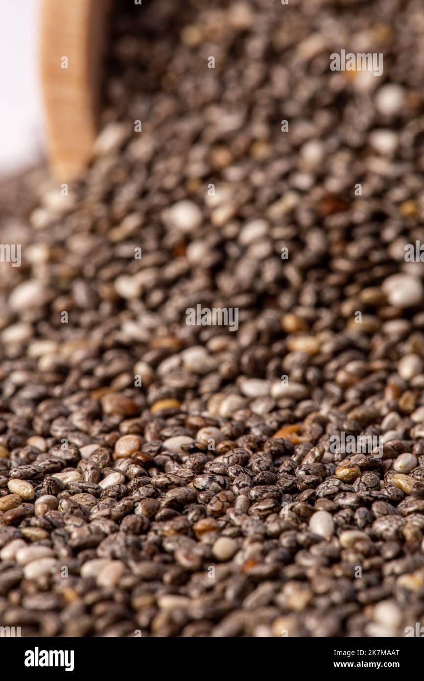 Semi di chia su sfondo bianco, colore e dettaglio di semi di chia primo piano. Foto Stock
