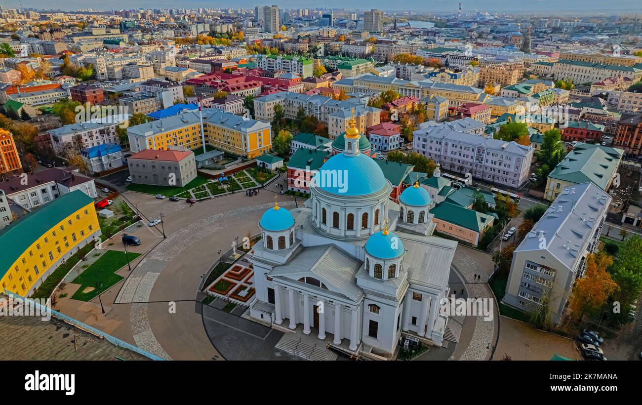 Cattedrale dell'icona kazana della Madre di Dio. Kazan, Tatarstan. Russia. Territorio del Monastero di Kazan Bogoroditsky. Vista dall'alto, panorama urbano Foto Stock