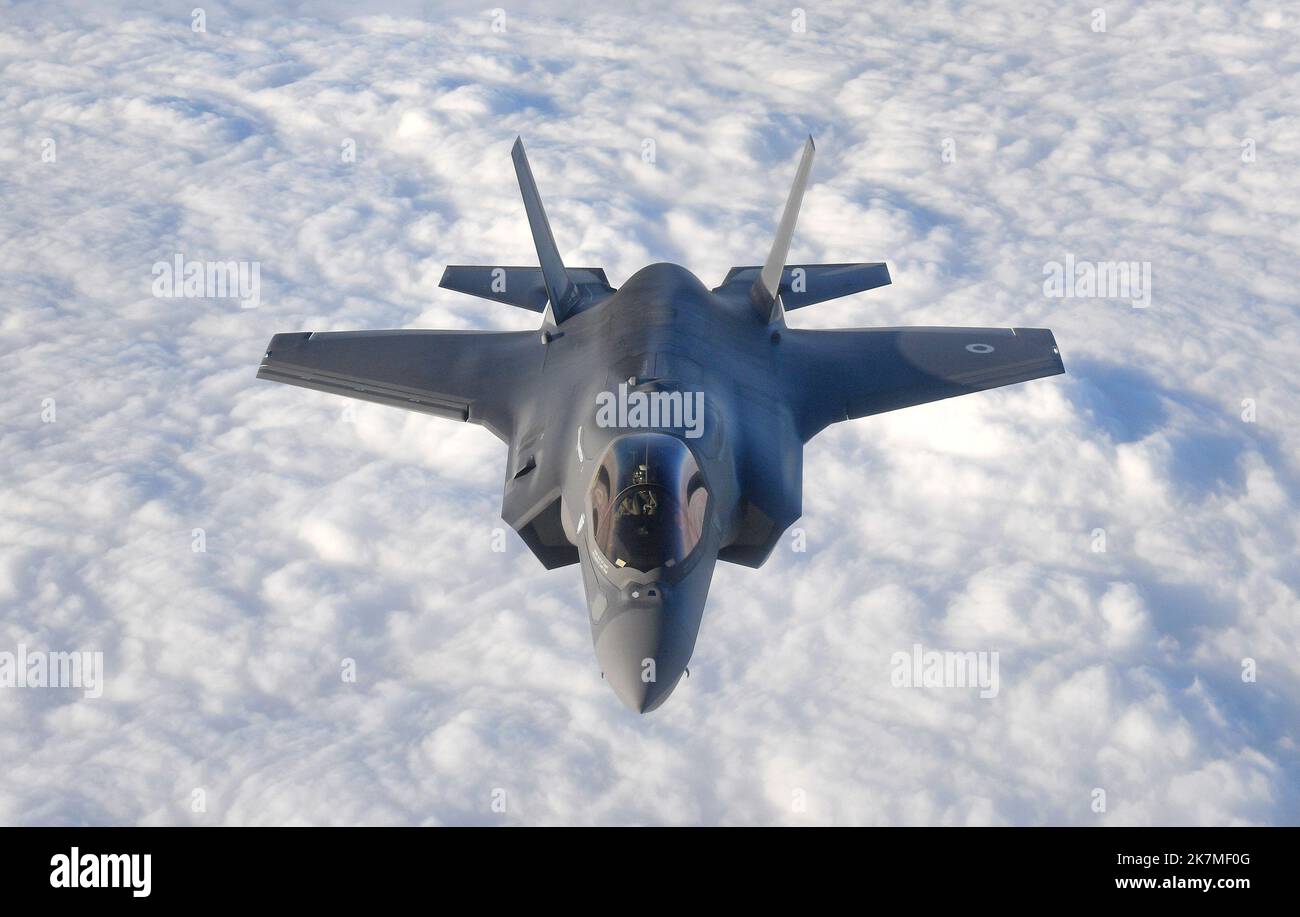 Foto del file datata 27/11/18 di un RAF F F-35B Lightning Stealth jet sul canale inglese durante l'operazione Point Blank, che ha caratterizzato le capacità aeree della RAF, dell'aviazione militare degli Stati Uniti e dell'aviazione militare francese. Gli ex piloti militari britannici sono stati avvertiti di non insegnare alle forze armate cinesi come sconfiggere gli aerei e gli aerei occidentali mentre un ministro del governo ha detto che la legge sarà cambiata per impedirgli di farlo. Data di emissione: Martedì 18 ottobre 2022. Foto Stock