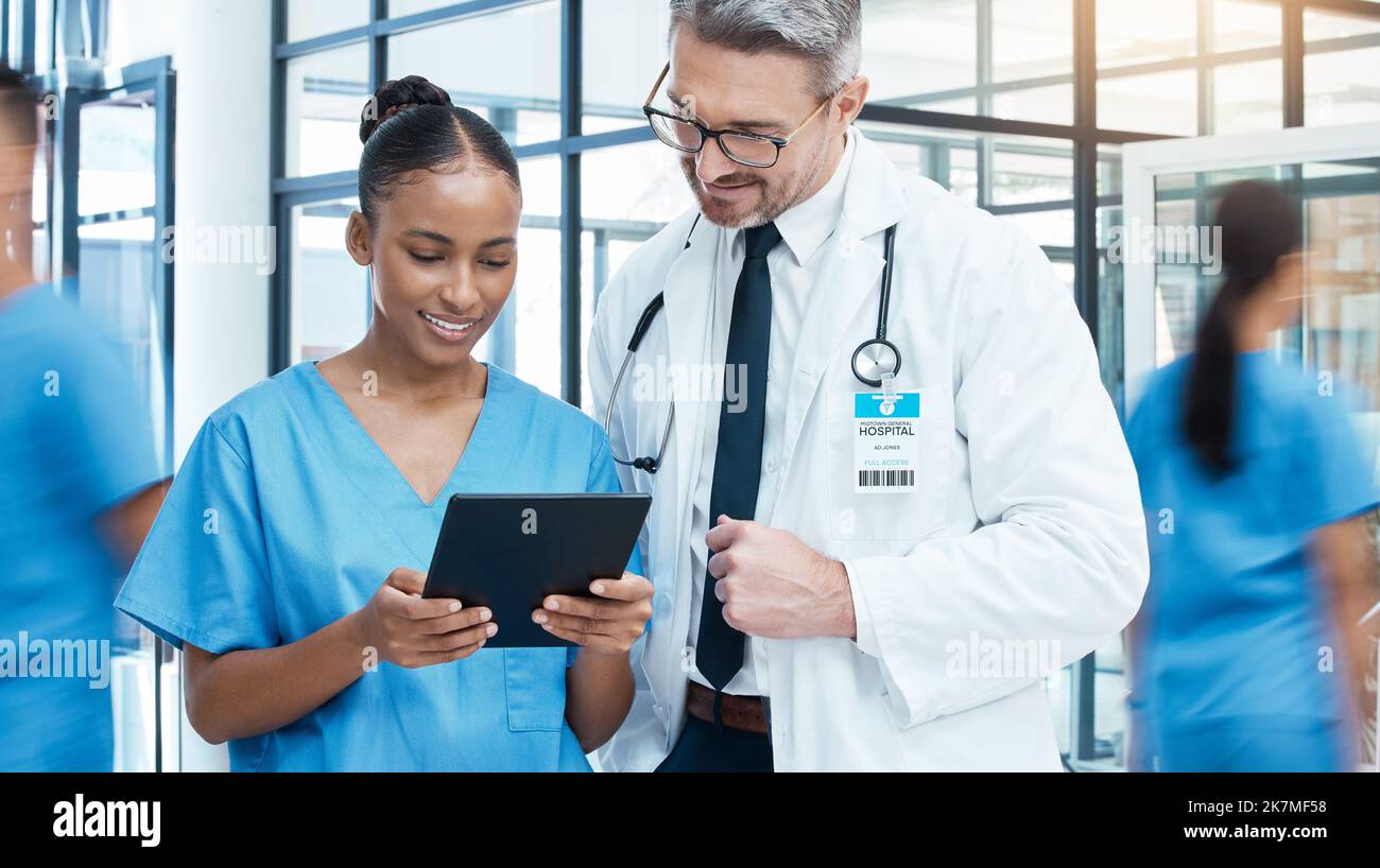 Medico, infermiera e tablet digitale in ospedale per l'assistenza sanitaria, la pianificazione e l'innovazione medica. Collaborazione con gli esperti di medicina, visione e salute Foto Stock