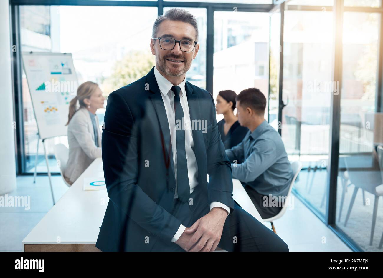 Leader, CEO e manager in una riunione del consiglio di amministrazione con il suo team per la pianificazione, la strategia e la pianificazione della crescita futura. Business, marketing e leadership Foto Stock