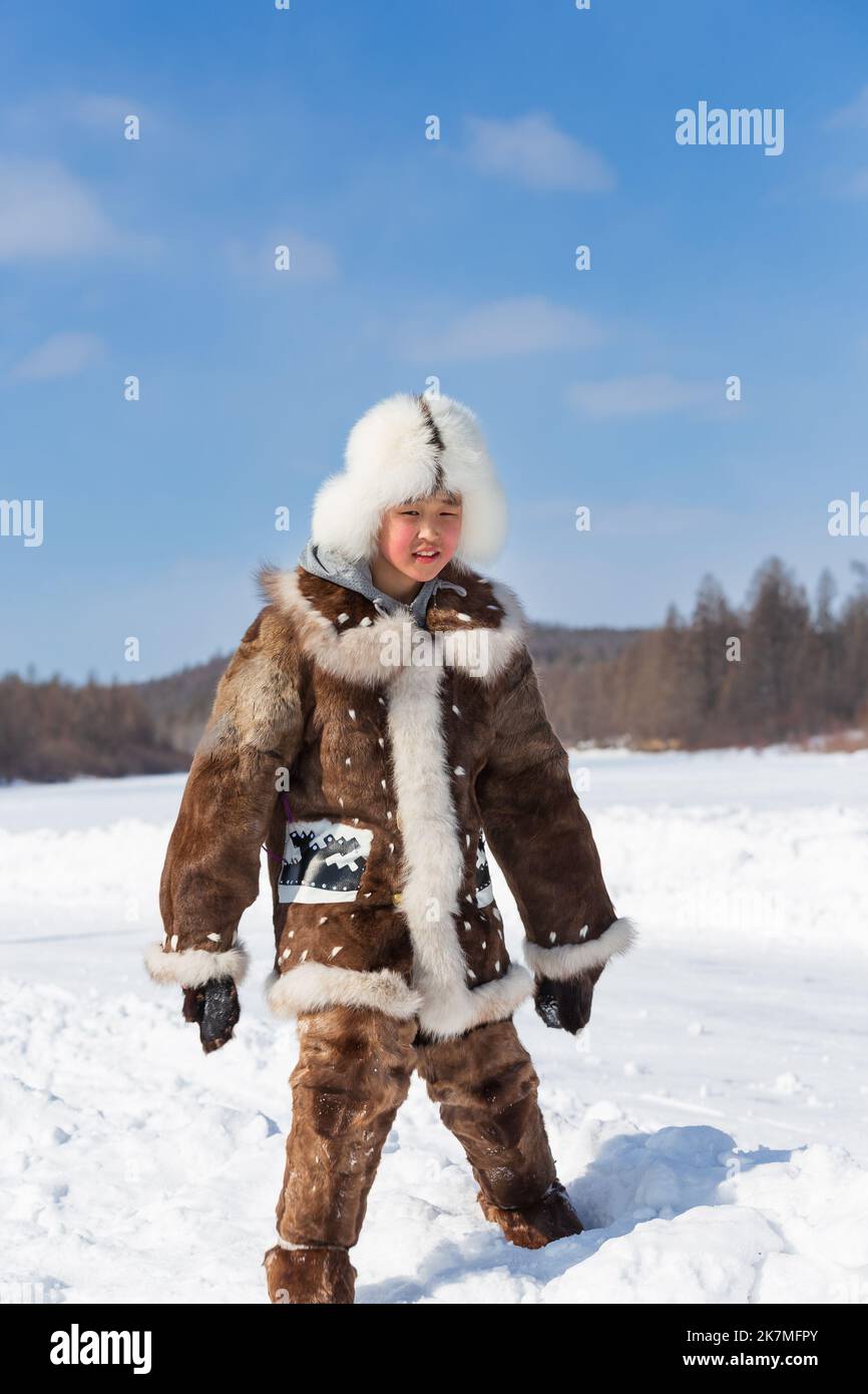 Iengra, Distretto di Neryungri, Yakutia, Russia. 23 marzo 2022 giovane un Evenk in costume nazionale alla celebrazione delle renne Foto Stock
