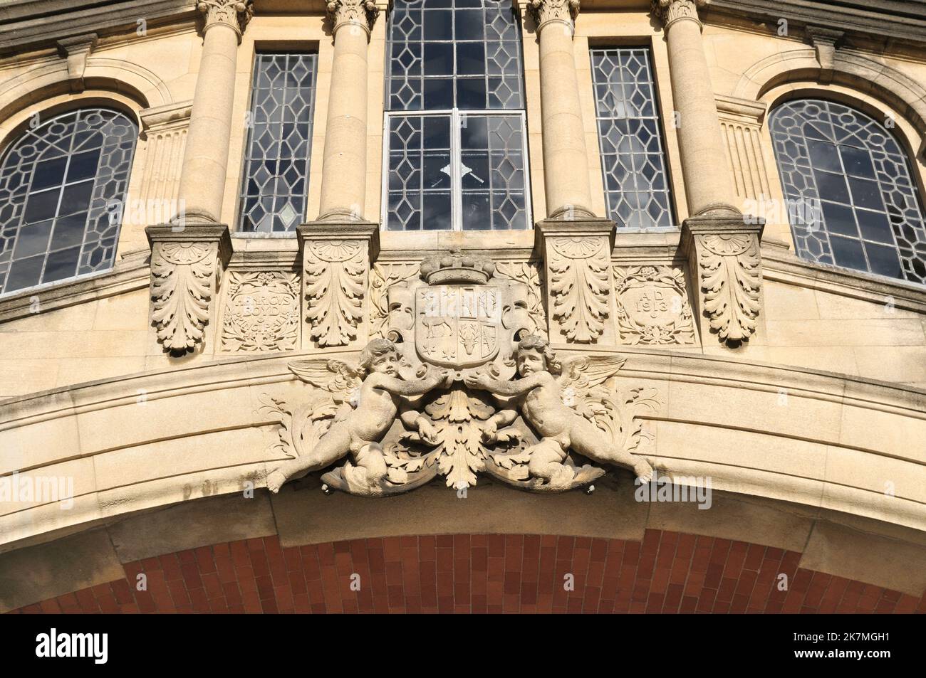 Particolare dei cherubini sul Ponte di Hertford, meglio conosciuto come il Ponte dei Sospiri, uno skyway che unisce due parti dell'Hertford College. Città di Oxford, Inghilterra, Regno Unito Foto Stock Particolare dei cherubini sul Ponte di Hertford, meglio conosciuto come il Ponte dei Sospiri, uno skyway che unisce due parti dell'Hertford College. Città di Oxford, Inghilterra, Regno Unito Foto Stock
