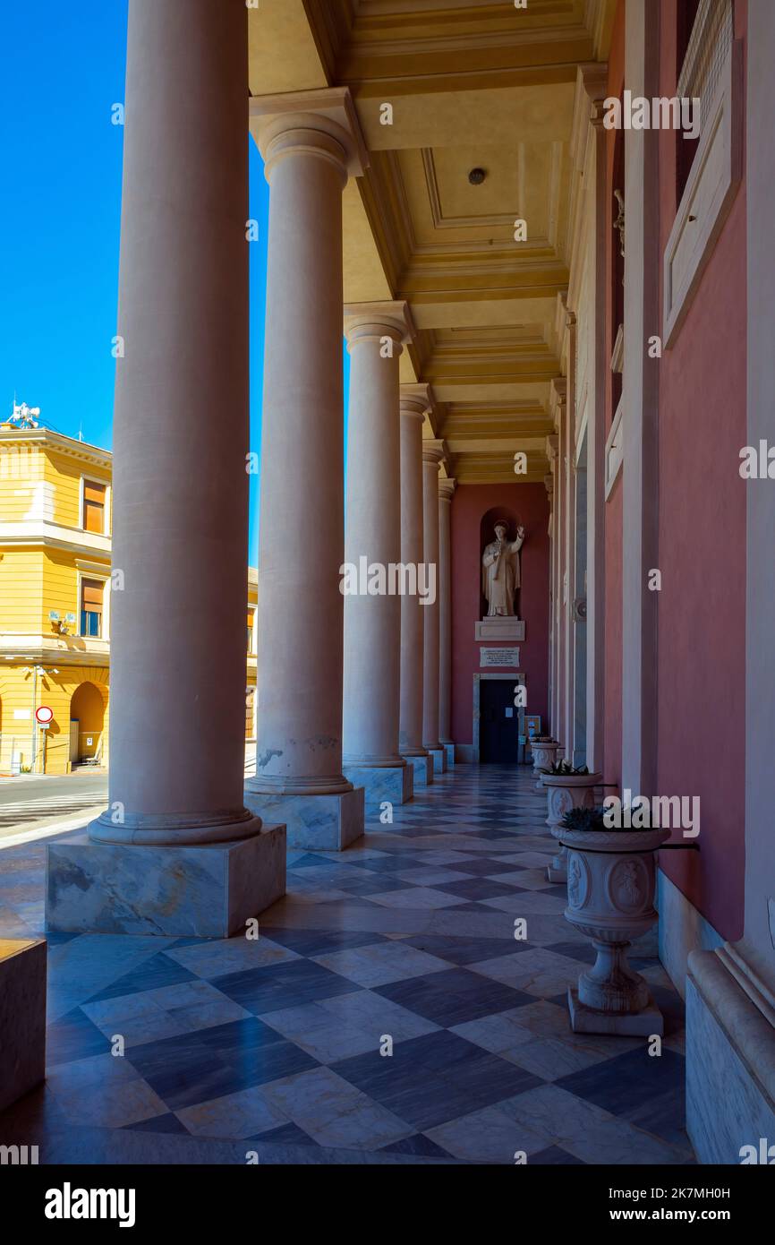 Chiesa di San Leonardo sec. XV - XVIII, Parasio, centro storico di Imperia, frazione di Porto Maurizio. Provincia di Imperia, Regione Liguria, Italia. La cath Foto Stock