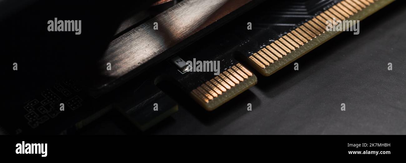 Foto panoramica dei pin di connessione della GPU PCI Express, foto ravvicinata con messa a fuoco selettiva Foto Stock