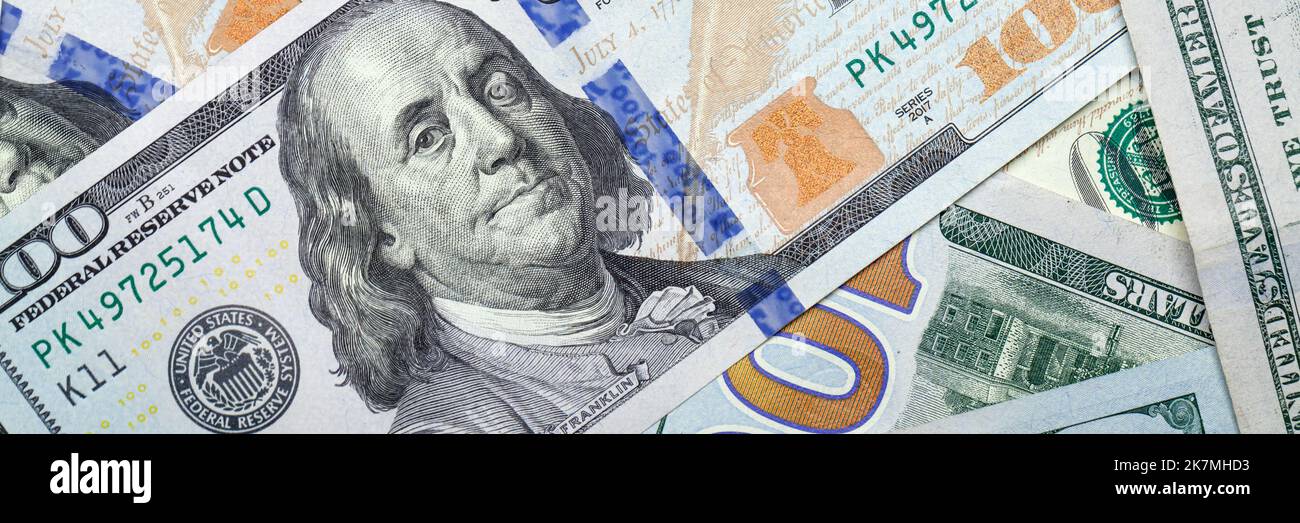 Cento banconote in dollari, panorama finanziario background. USD, la valuta ufficiale degli Stati Uniti Foto Stock
