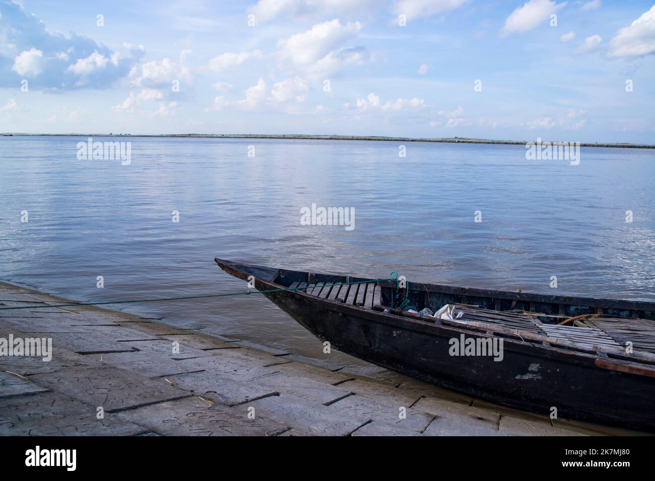 Bel paesaggio Vista di barche da pesca in legno sulla riva del fiume Padma in Bangladesh Foto Stock