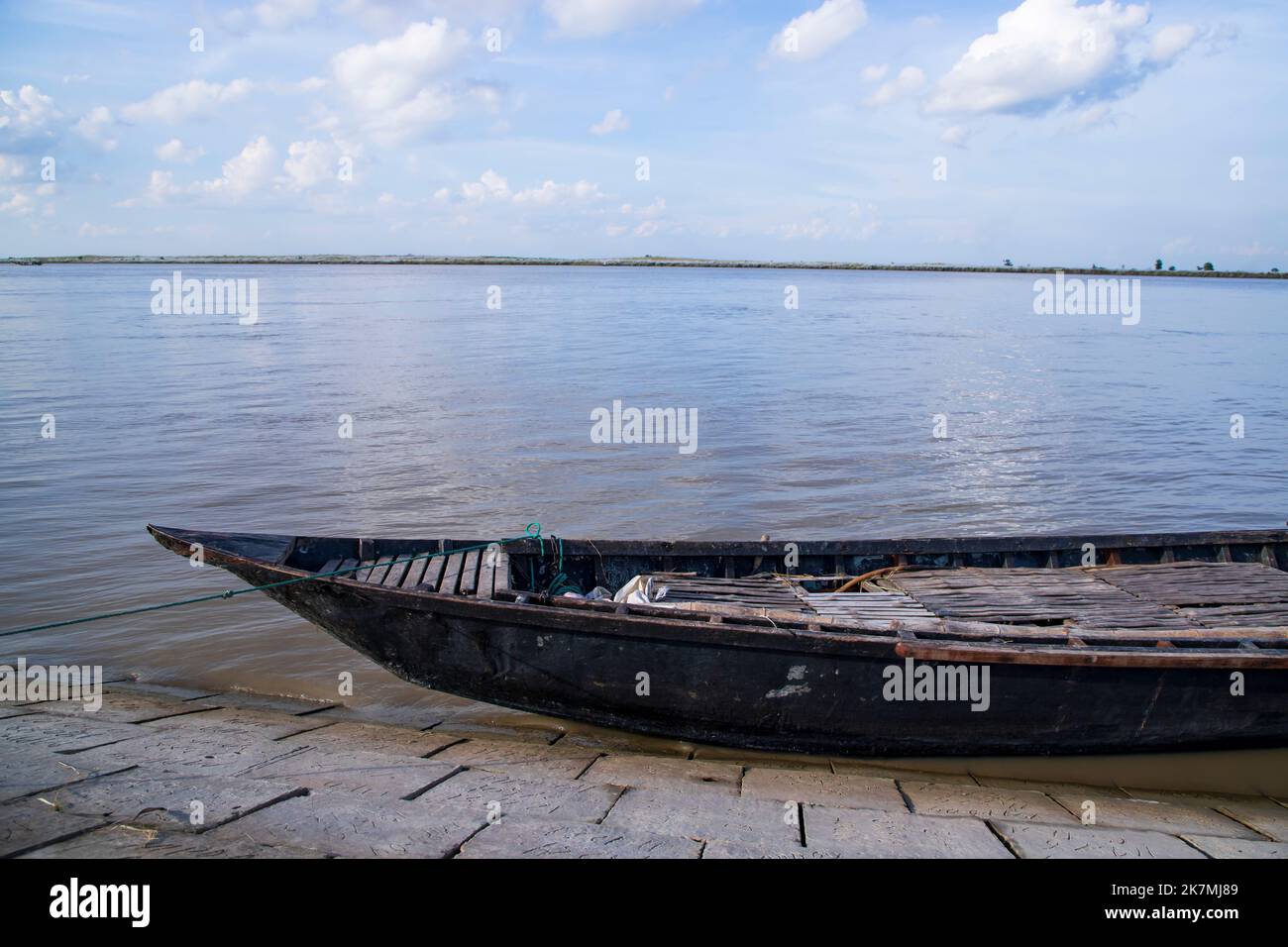 Bel paesaggio Vista di barche da pesca in legno sulla riva del fiume Padma in Bangladesh Foto Stock
