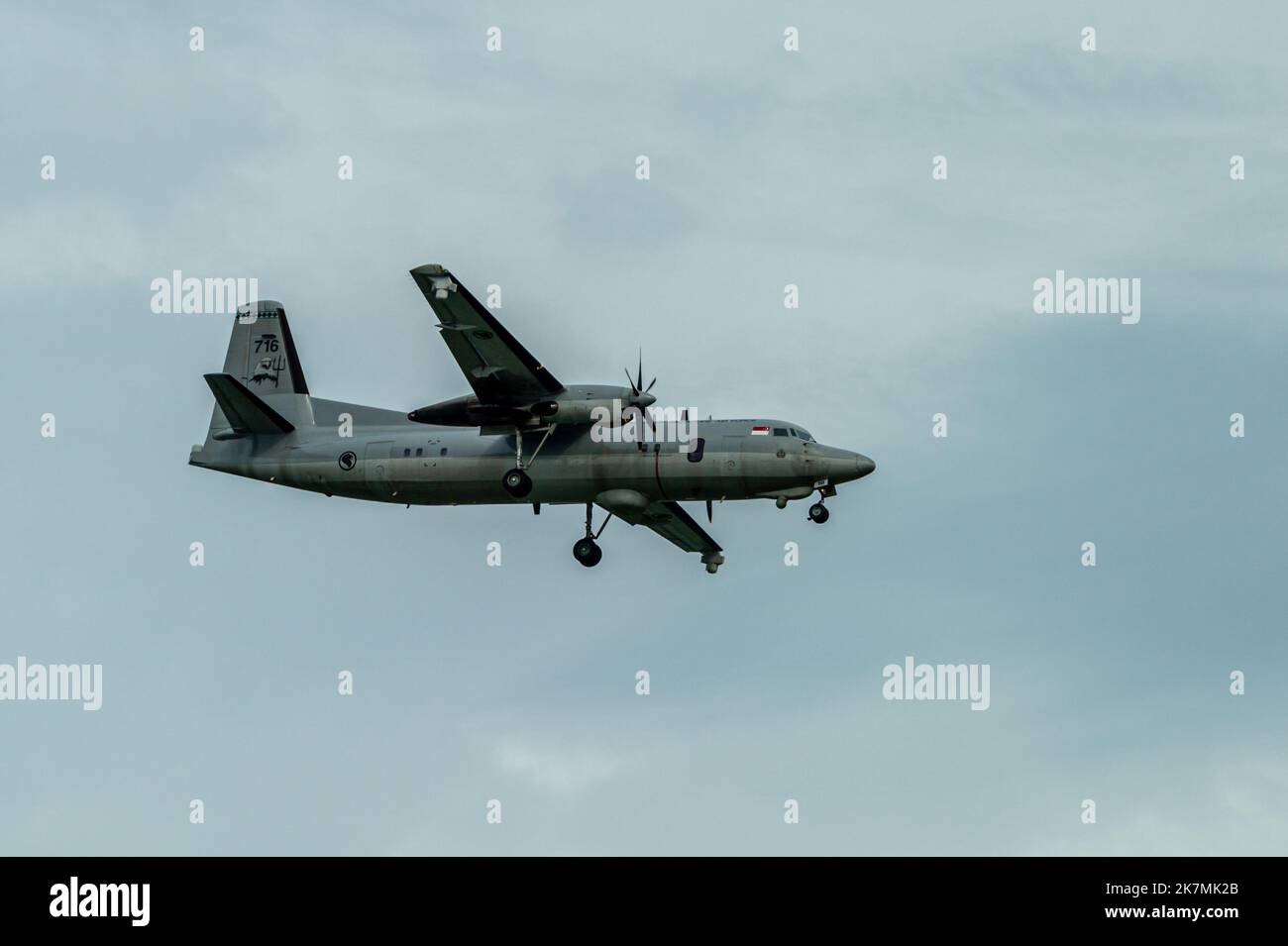 Republic of Singapore Air Force Fokker 50 ME2 (pattuglia marittima) all'arrivo all'aeroporto di Singapore Changi Foto Stock